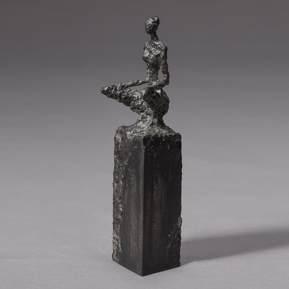 Sitzende weibliche Skulptur. Unikat aus Metall. Schweizer Künstler Lewi.